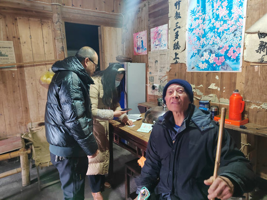 1703151029552154.jpg 上門服務(wù)低保戶 暖心惠民落實(shí)處.jpg